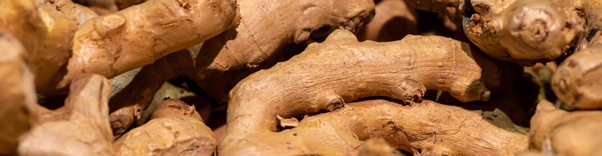 ginger-root-supermarket-closeup-food-background-min-min ginger-root-supermarket-closeup-food-background-min-min
